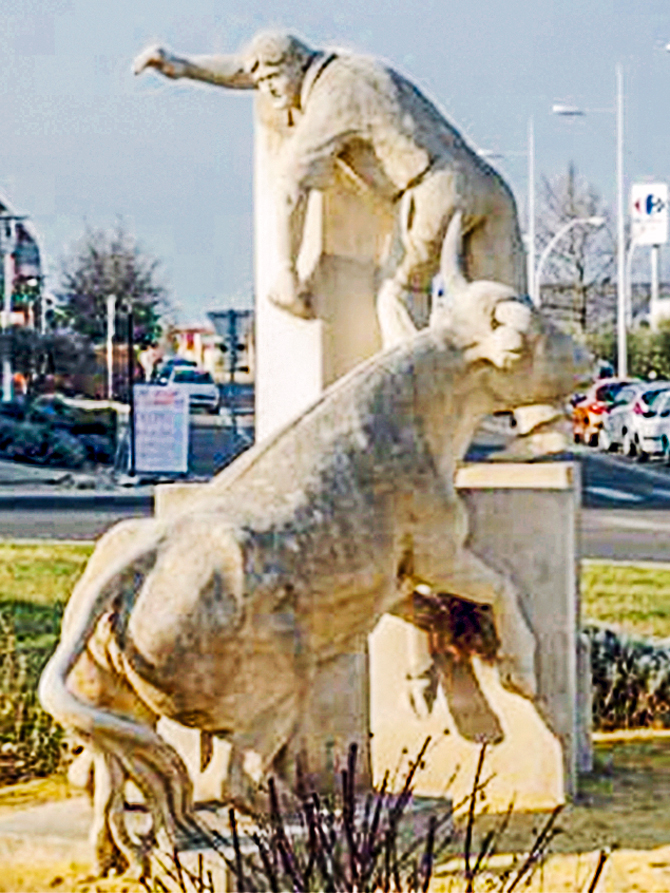 Statue de razeteur et taureau